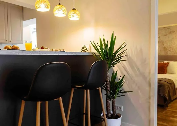 Апартаменти Stunning Views 2br Intercontinental Flat Бухарест